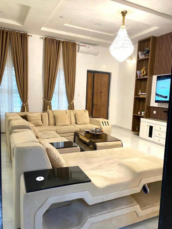 Urban Retreat Luxury Shortlet Apartment Lekki Ajah Lagos With Pool And Gym Dış mekan fotoğraf
