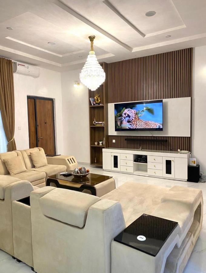 Urban Retreat Luxury Shortlet Apartment Lekki Ajah Lagos With Pool And Gym Dış mekan fotoğraf