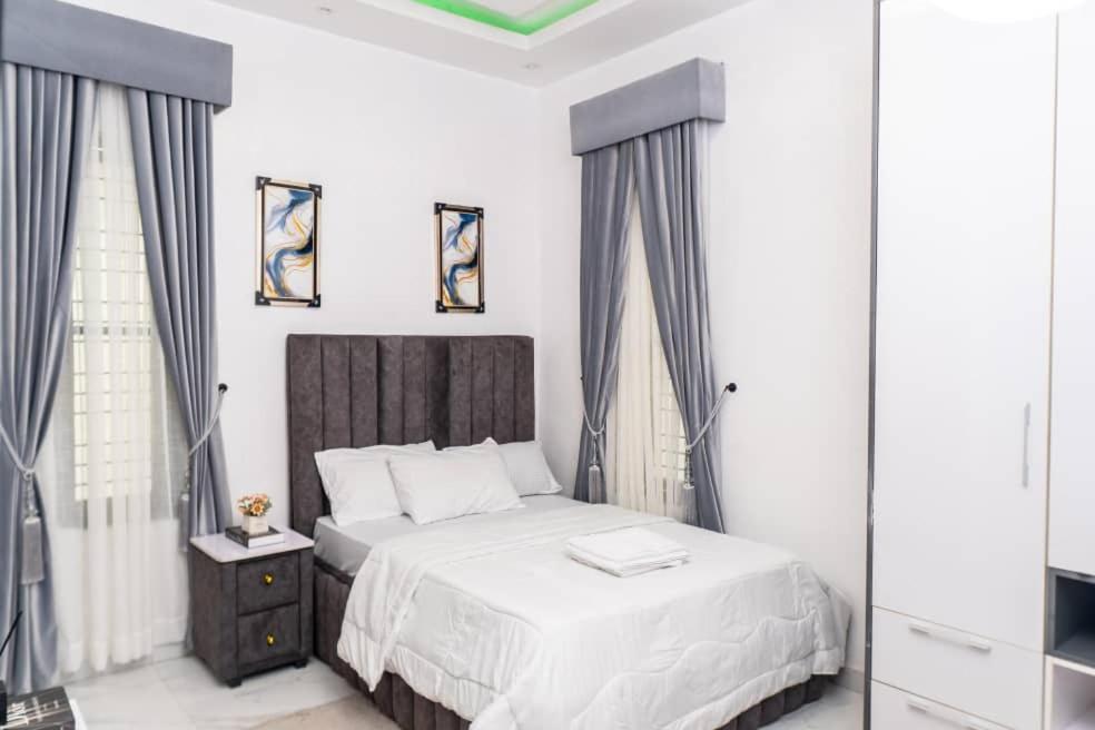 Urban Retreat Luxury Shortlet Apartment Lekki Ajah Lagos With Pool And Gym Dış mekan fotoğraf