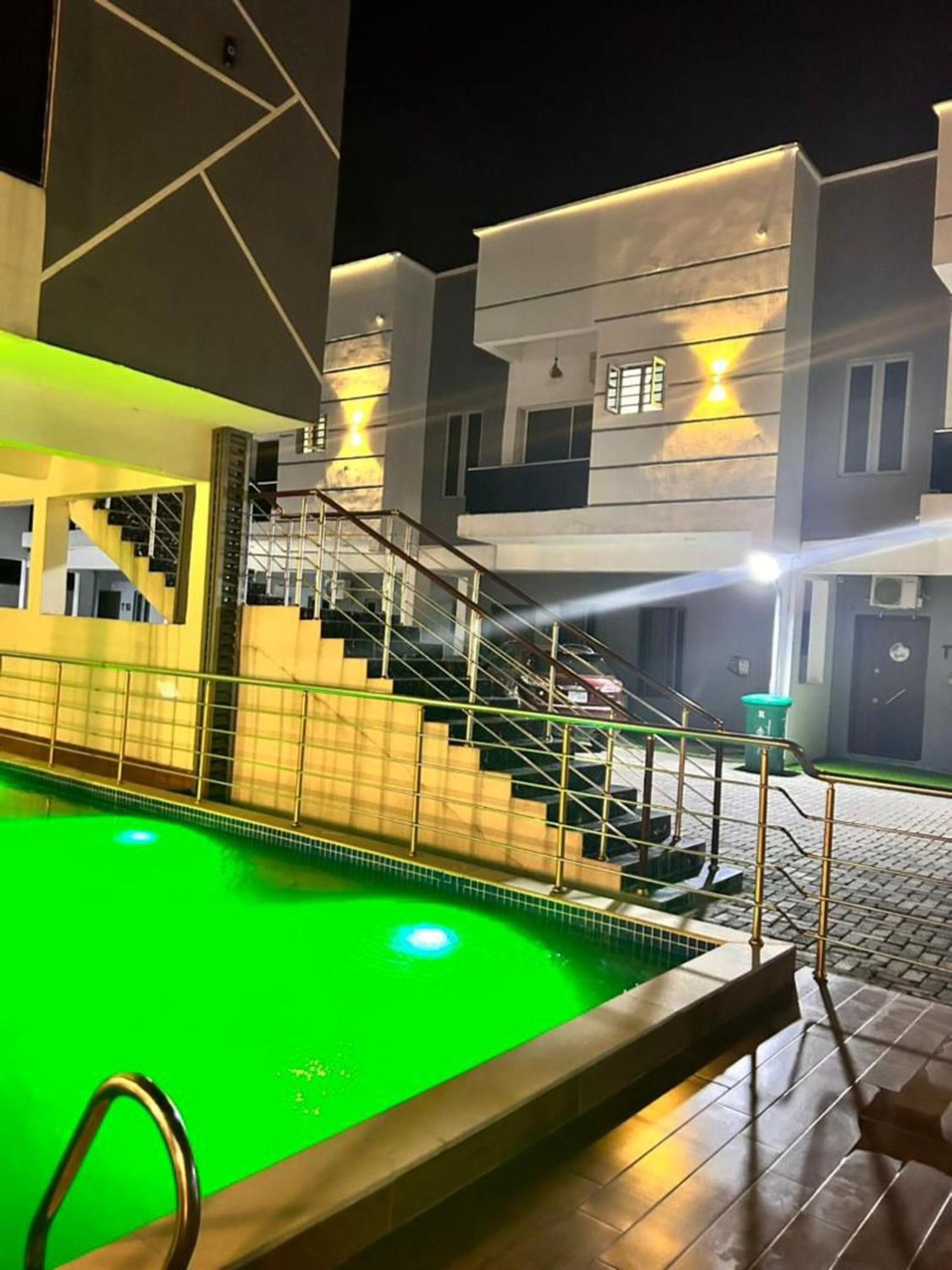 Urban Retreat Luxury Shortlet Apartment Lekki Ajah Lagos With Pool And Gym Dış mekan fotoğraf